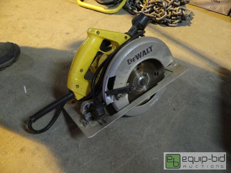 lot 24 image: Dewalt 7-14 Circular Hand Held Saw