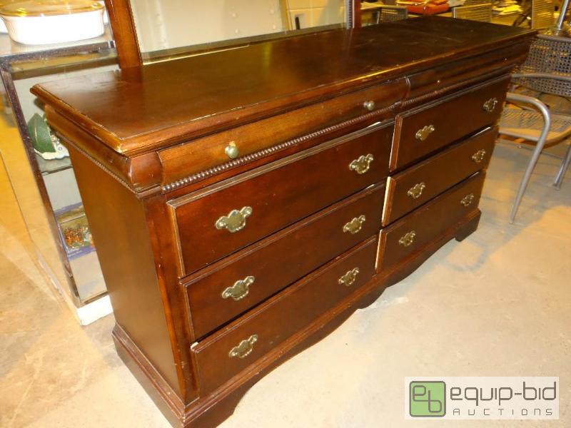 lot 28 image: 8 Drawer Cloths Storage Dresser w Mirror