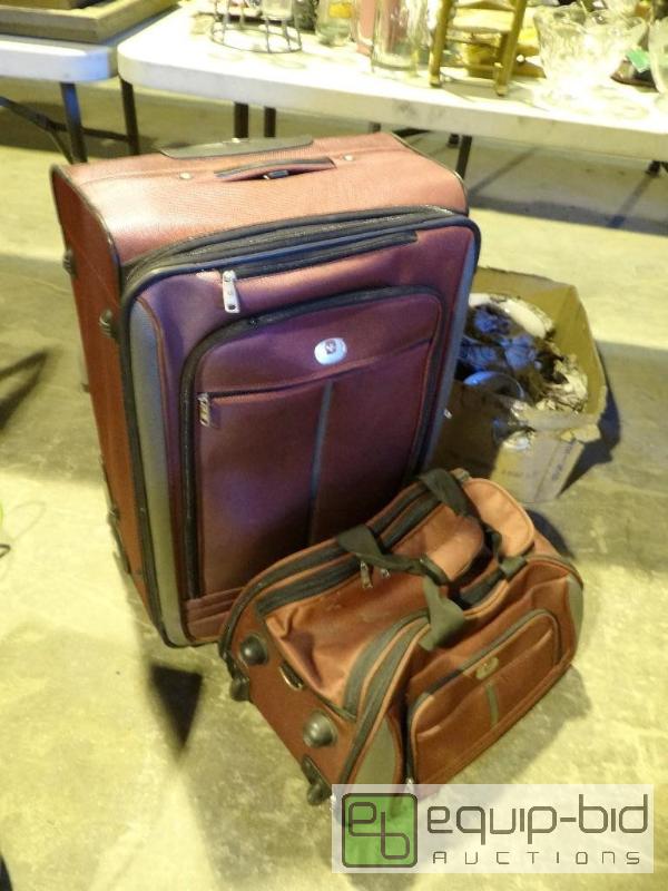 lot 3 image: set of luggage in great shape matching set.