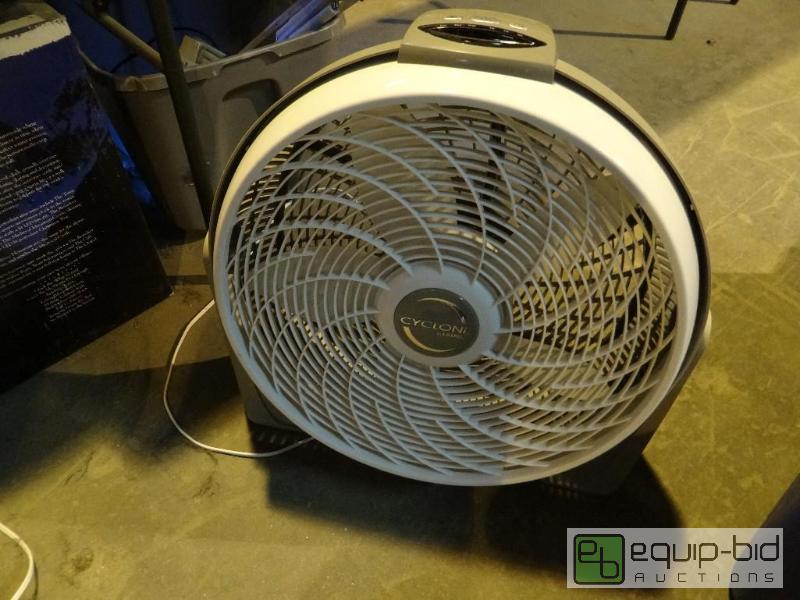 lot 32 image: Adjustable Floor Fan