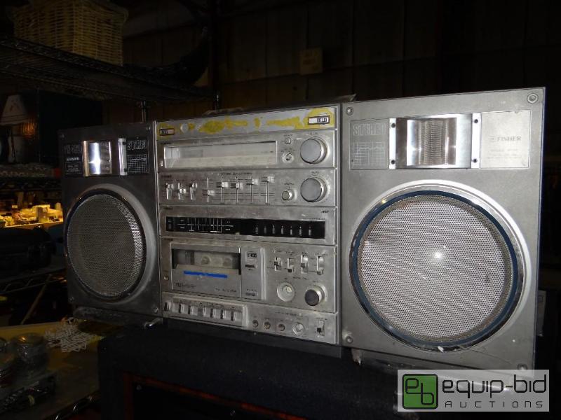 lot 34 image: Fisher Classic 80s Style Boom Box