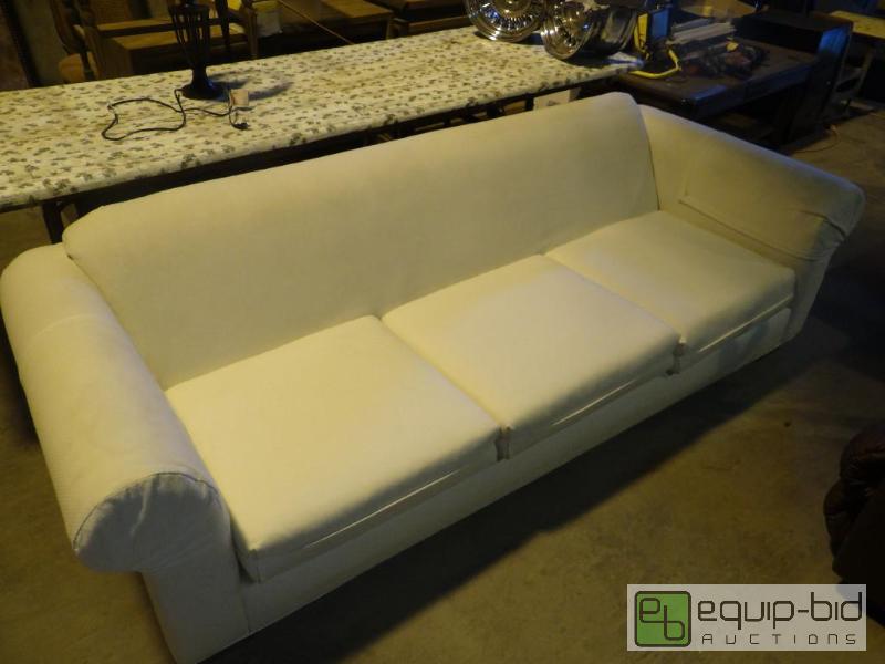 lot 511 image: white cloth couch
