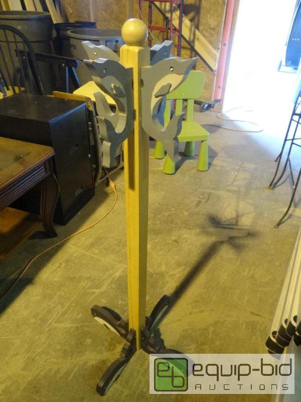 lot 513 image: Solid Wood Coat Rack