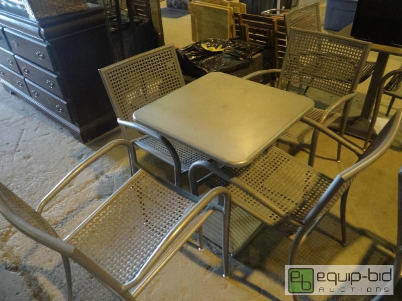 lot 521 image: 24x24 Outdoor Table Set w 4 Chairs