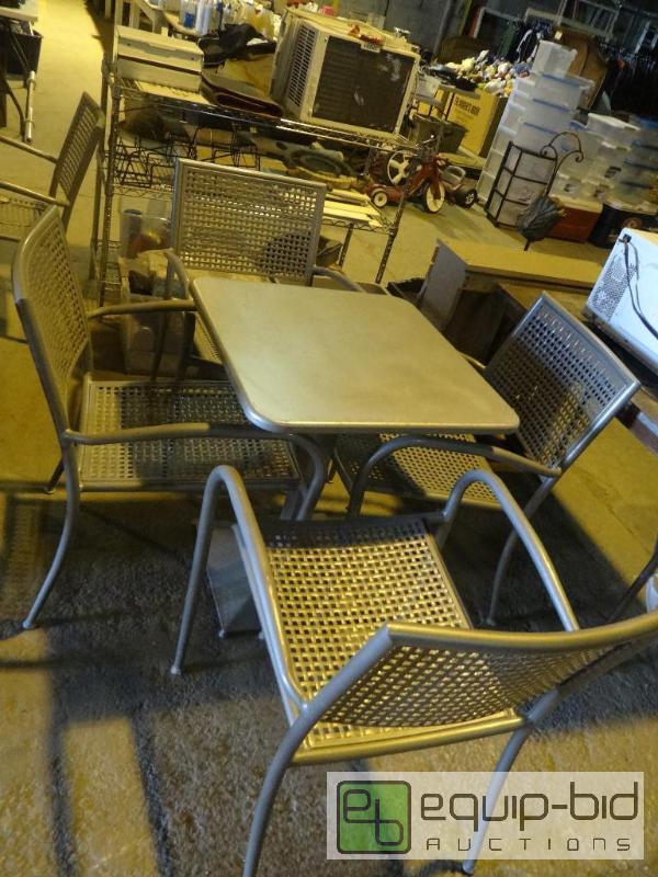 lot 522 image: 24x24 Outdoor Table Set w 2 Chairs