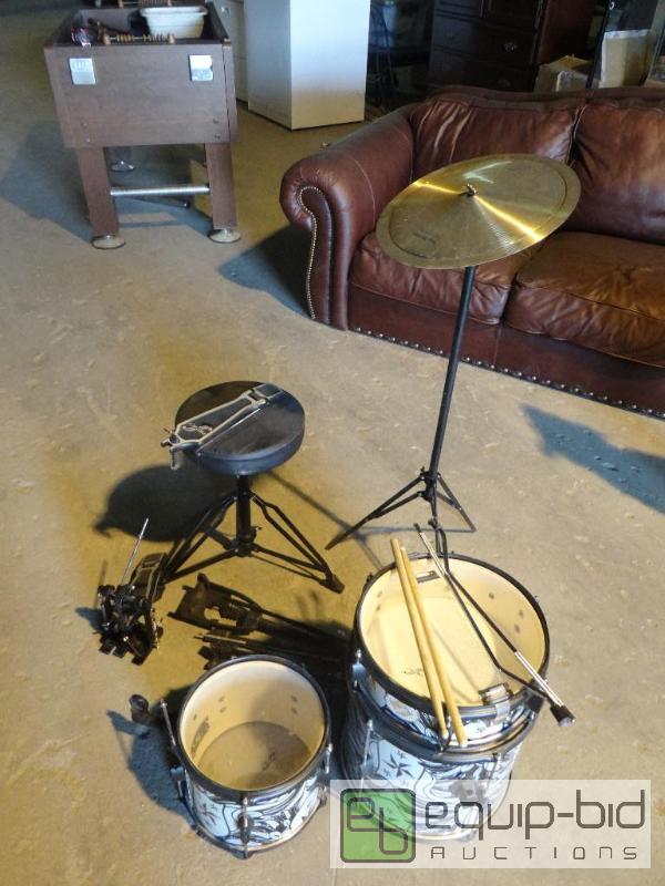 lot 530 image: Kids Drum Set