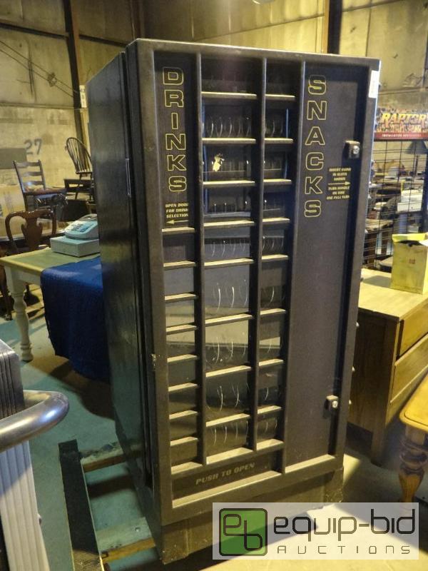 lot 536 image: Soda Pop And Food Dispensing Machine