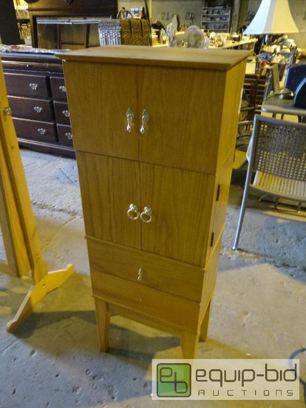 lot 547 image: Multi Storage Jewelry Box