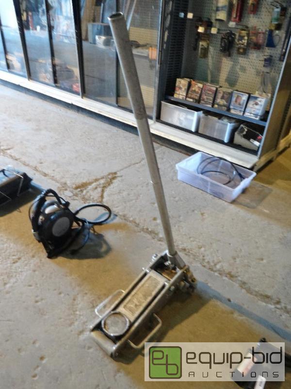 lot 552 image: Hi Performance Fast Pump Aluminuim Floor Jack