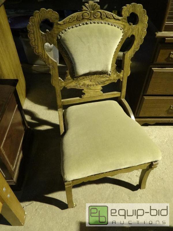 lot 605 image: Classic Padded Dinning Chair
