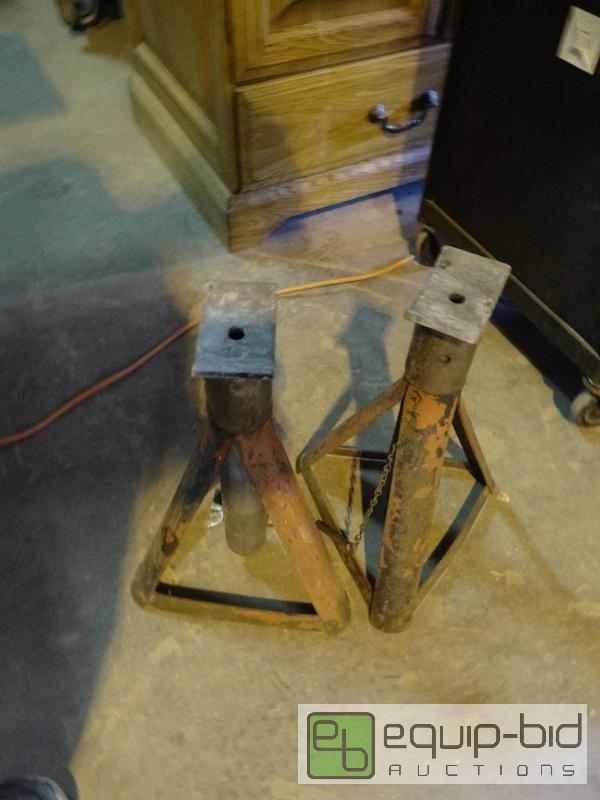 lot 612 image: Set Of (2) Automotive Jack Stands