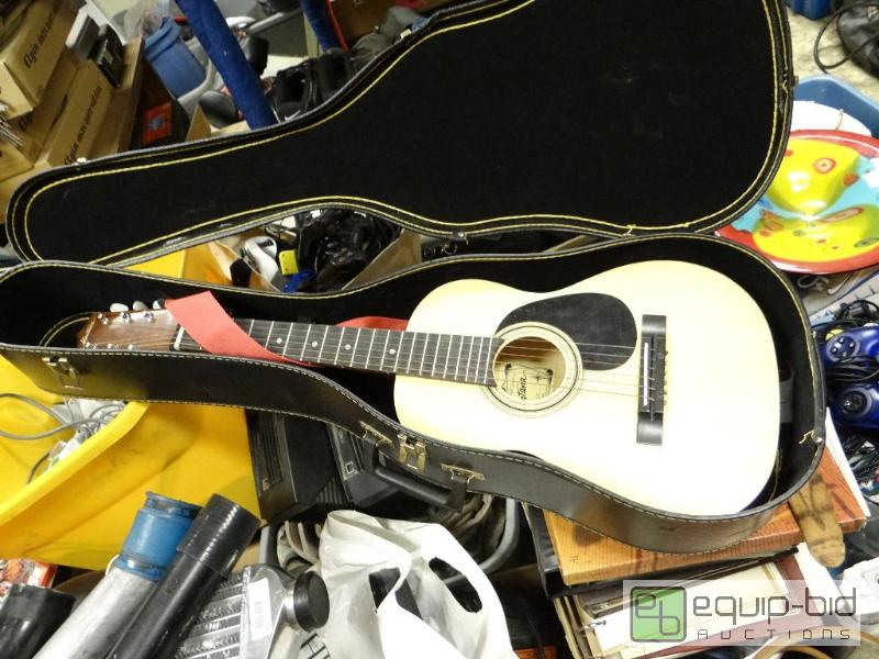 lot 620 image: Very nice guitar