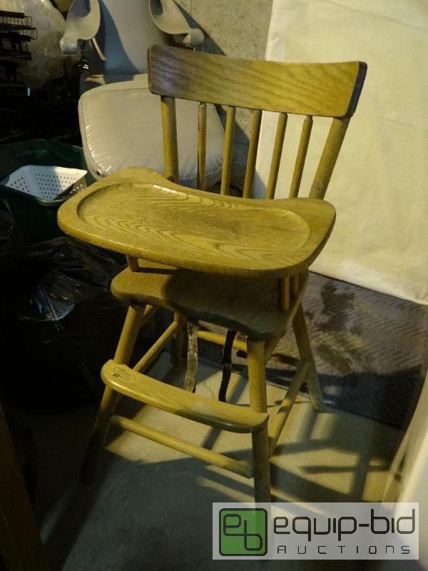 lot 623 image: Wood high chair for kid