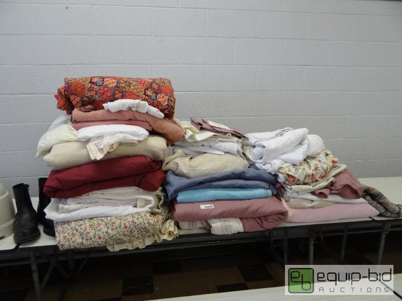 lot 1252 image: Large lot of bedding....