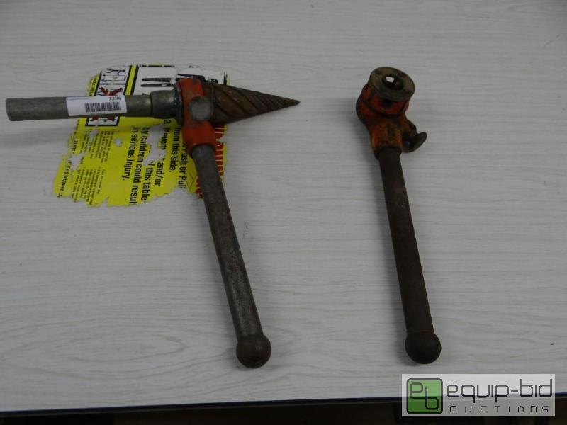 lot 1286 image: Pipe reamer and pipe threader....