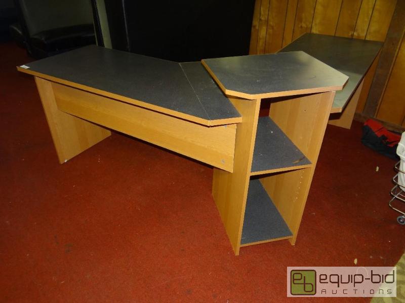lot 386 image: Corner desk with shelves in center....