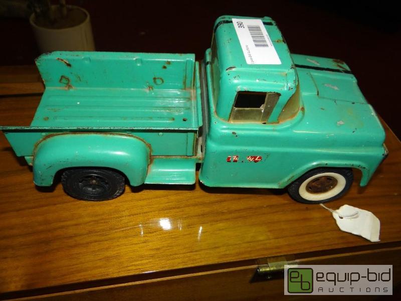 lot 390 image: Old Buddy L metal truck....