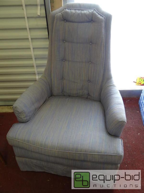 lot 422 image: Vintage Key City chair and piano bench....