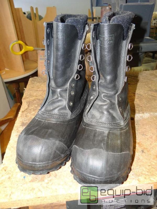 lot 425 image: Laccos steel shank work boots. Size 11....