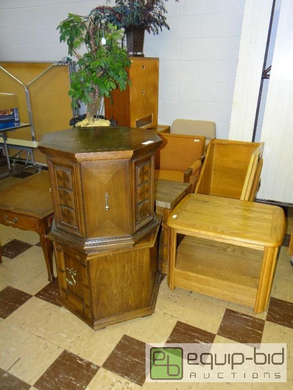 lot 447 image: Large lot of various pieces of used furniture...