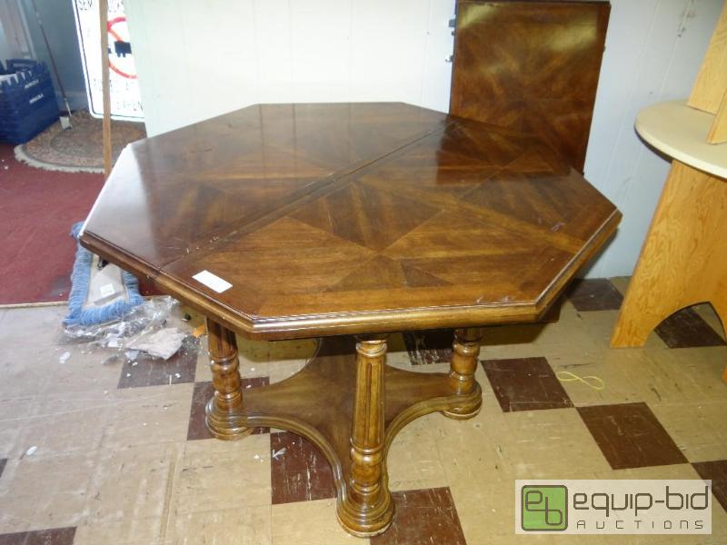 lot 476 image: Nice looking octagon table with leaf....