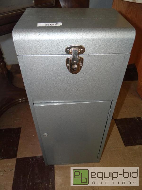 lot 477 image: Metal cabinetfile box....
