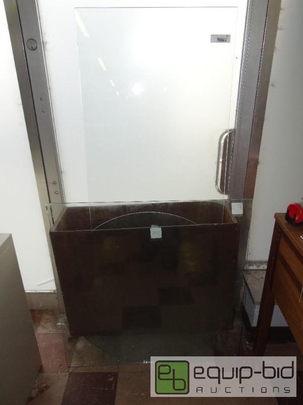 lot 482 image: Lot of 3 pieces of glass. Various shapes and ...