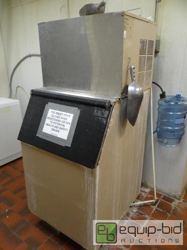 lot 1025 image: Manitowoc Ice Machine Head w Bin