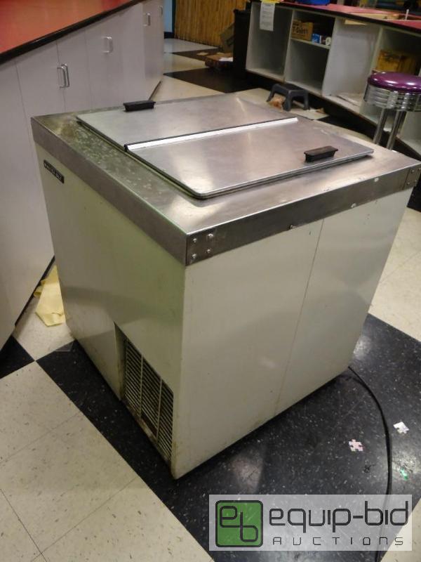 lot 1040 image: Master Bilt Ice Cream Dipping Cabinet