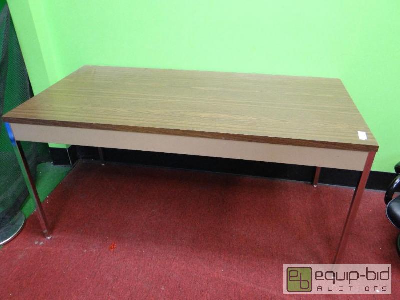 lot 1088 image: Veneer Top Desk