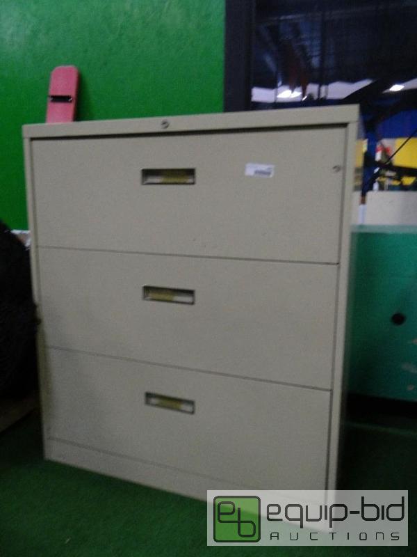 lot 1091 image: 3 Drawer Metal File Cabinet