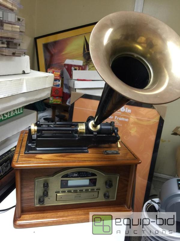 lot 152 image: Neat looking old time radio made to look like...