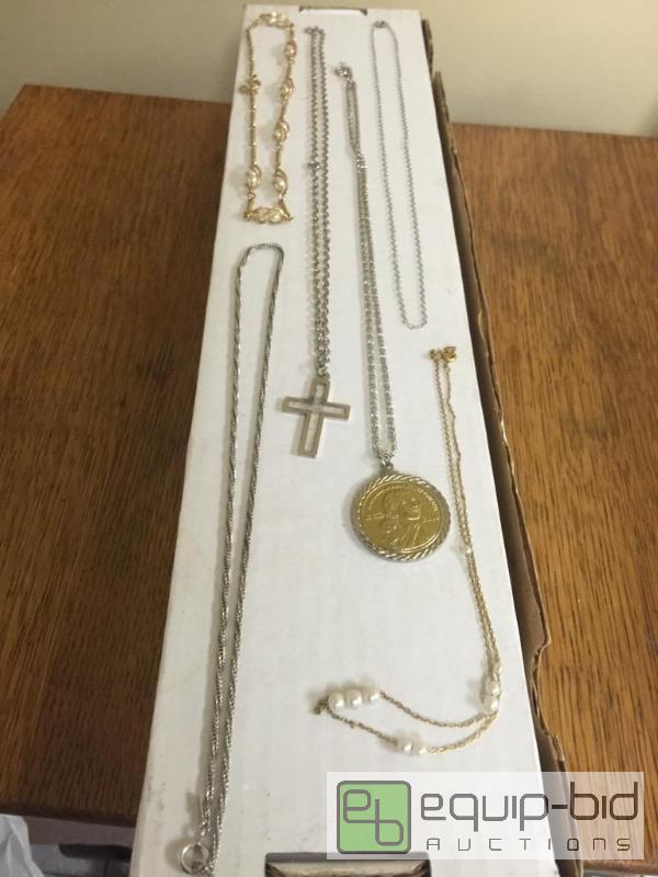 lot 45 image: Lot of six nice necklaces...