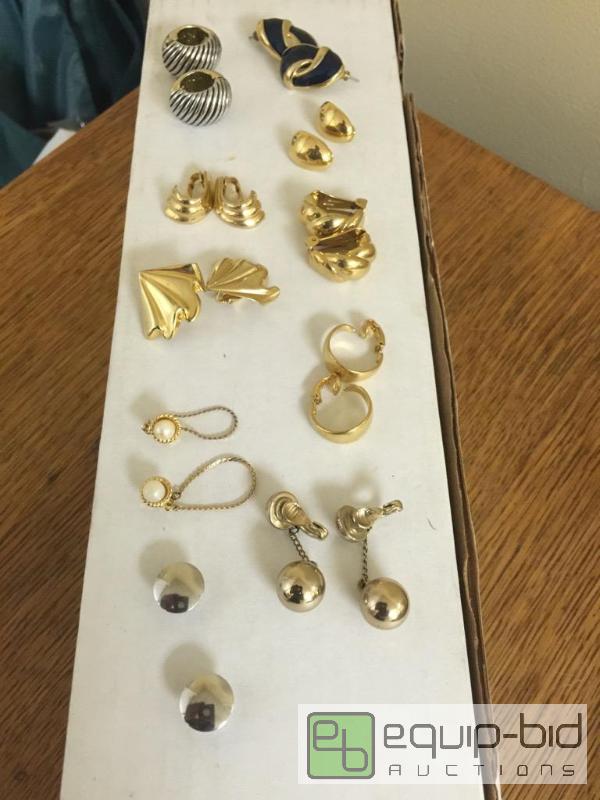lot 46 image: Lot of 10 sets of earrings...