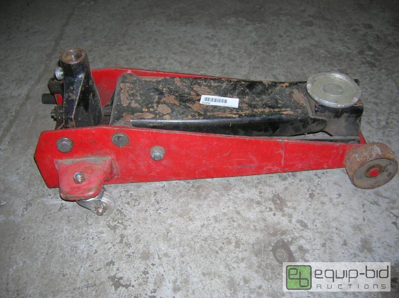 lot 3251 image: Heavy Duty Floor Jack with 2ft Screw In Handle