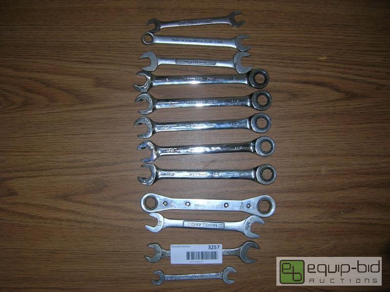 lot 3257 image: 12 Ratcheting Combo & Open End Box Wrenches