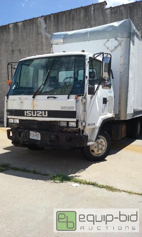 lot 3022 image: WORKING ISUZU BOX TRUCK WITH HEAVY LIFT GATE