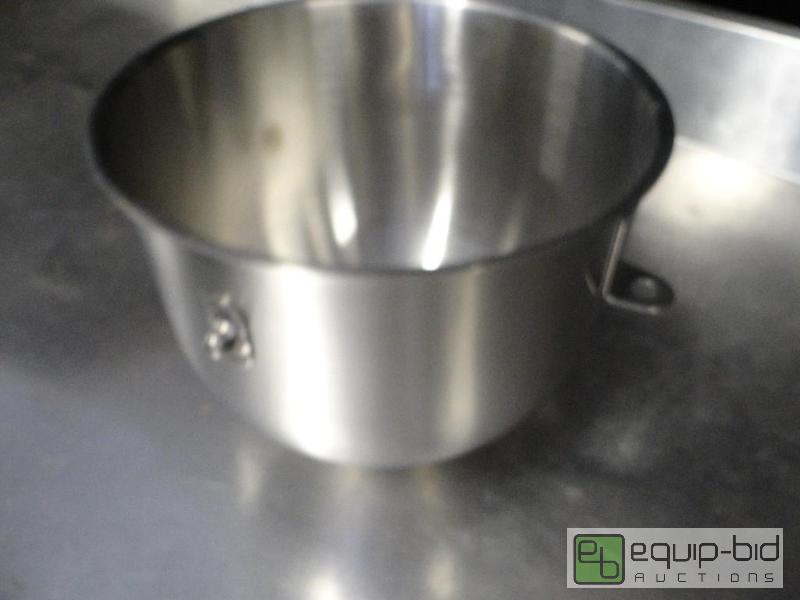 lot 7302 image: 12 qt Stainless Mixing Bowl