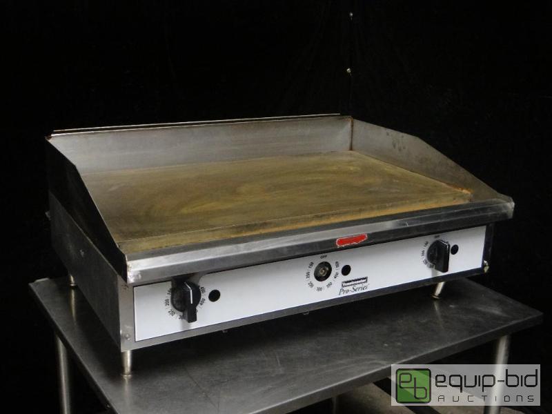 lot 7307 image: Toastmaster Natural Gas Pro-Series 36in Flat Top Grill