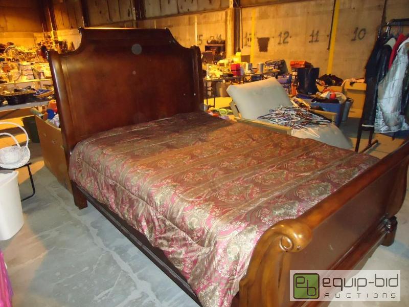 lot 1 image: Beautiful King Size Sleigh Bed