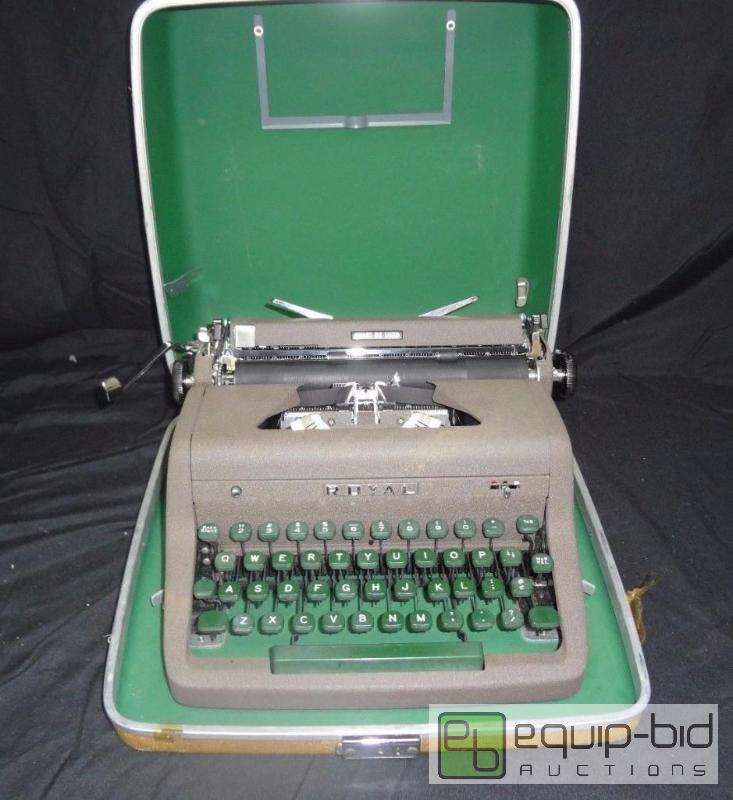 lot 1001 image: Vintage Royal Quiet Deluxe Typewriter