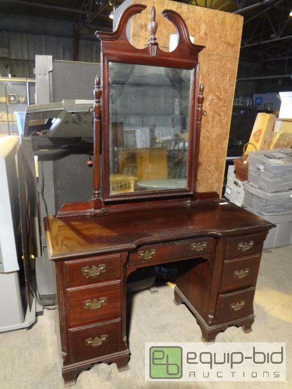 lot 117 image: Beautiful VanityDresserDesk