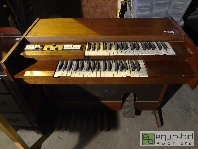 lot 119 image: Retro Electric Organ
