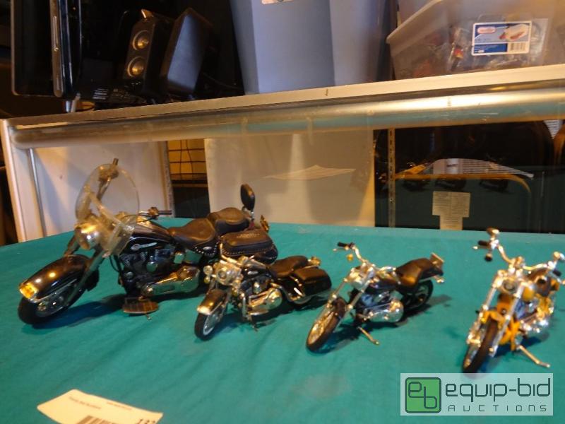 lot 132 image: (4) Harley Davidson Motorcycle Collectibles