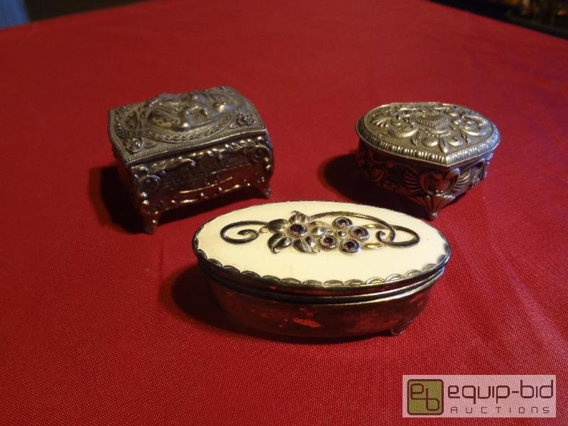 lot 134 image: Lot of Trinket Boxes