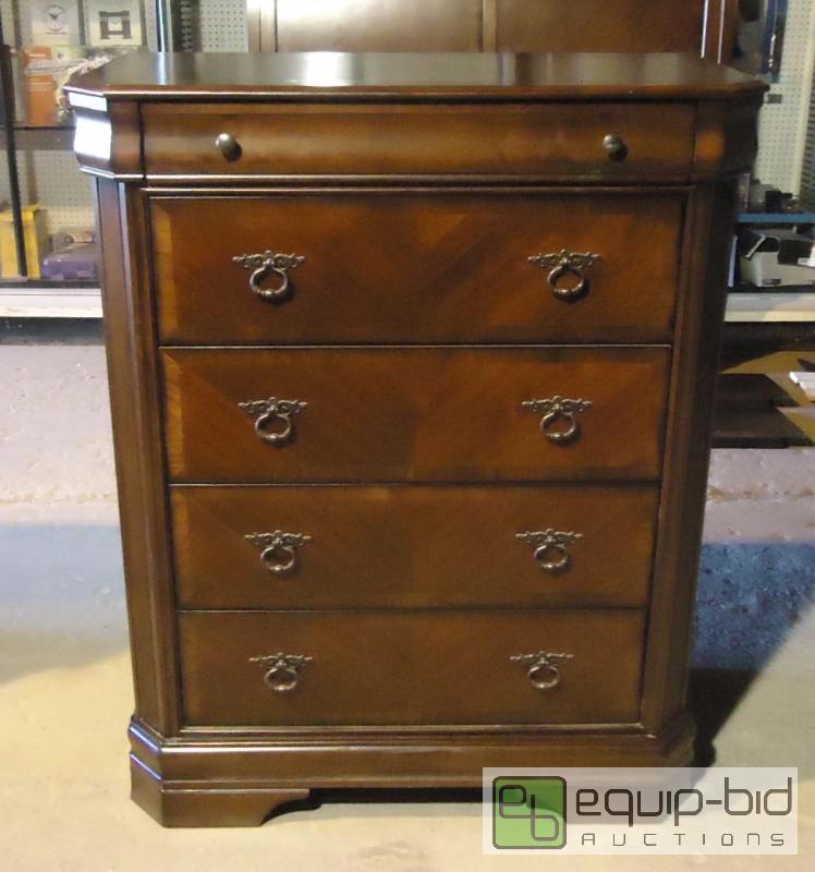lot 19 image: Beautiful Mahogany Chest of Drawers