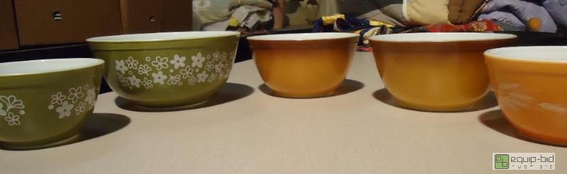 lot 198 image: Vintage Pyrex Lot