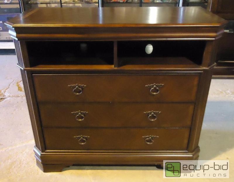 lot 20 image: Beautiful Mahogany Media Chest of Drawers