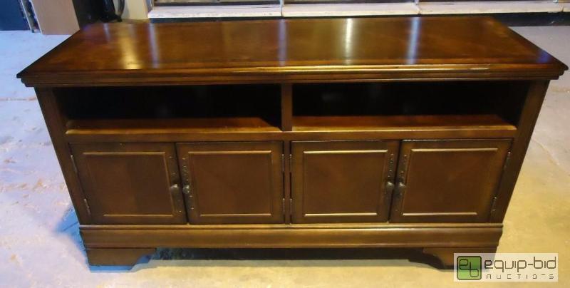 lot 21 image: Beautiful Mahogany Large Media Stand