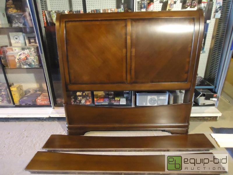 lot 22 image: Beautiful Mahogany Bed
